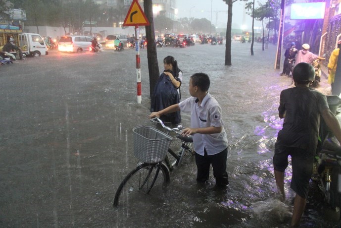 Lấn[-]chiếm[-]kênh[-]rạch[-]khiến[-]Sài[-]Gòn[-]ngập[-]nặng